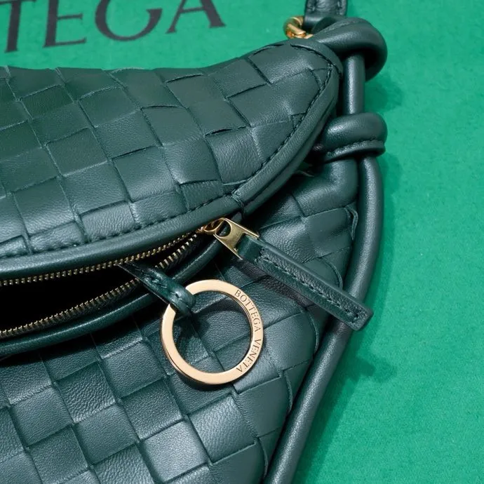 Batch 1860 Bv Shu Qi's same "Gemelli" twin bag 👇 Locked in advance 24 years of hot style 💕 Gemelli is paired with two half-moon shaped bags, matched with the brand's iconic intrecciato woven sheepskin, equipped with a detachable tubular handle, which can be used as a clutch, on the shoulder or by flipping the small crescent moon as a handle, or as a long shoulder strap 🉑️ crossbody The dual design has a personalized yet charming attitude, and the eye-catching visual impact brings an elegant and fashionable feeling. It is a bag worth buying💥 Size: 36x25x10, Model: 4281#